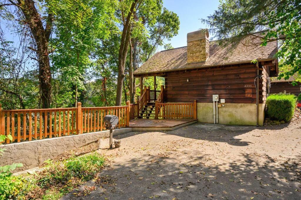 Do Not Disturb - Pigeon Forge Smoky Mountain Studio Cabin, Hot Tub, Fireplace Villa Exterior photo