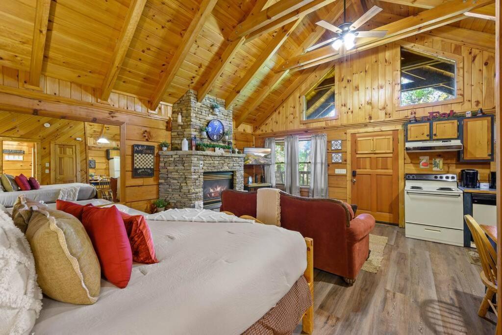 Do Not Disturb - Pigeon Forge Smoky Mountain Studio Cabin, Hot Tub, Fireplace Villa Exterior photo