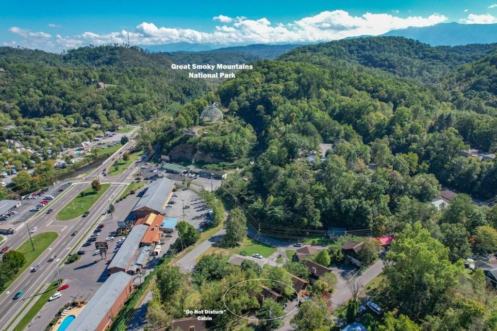 Do Not Disturb - Pigeon Forge Smoky Mountain Studio Cabin, Hot Tub, Fireplace Villa Exterior photo