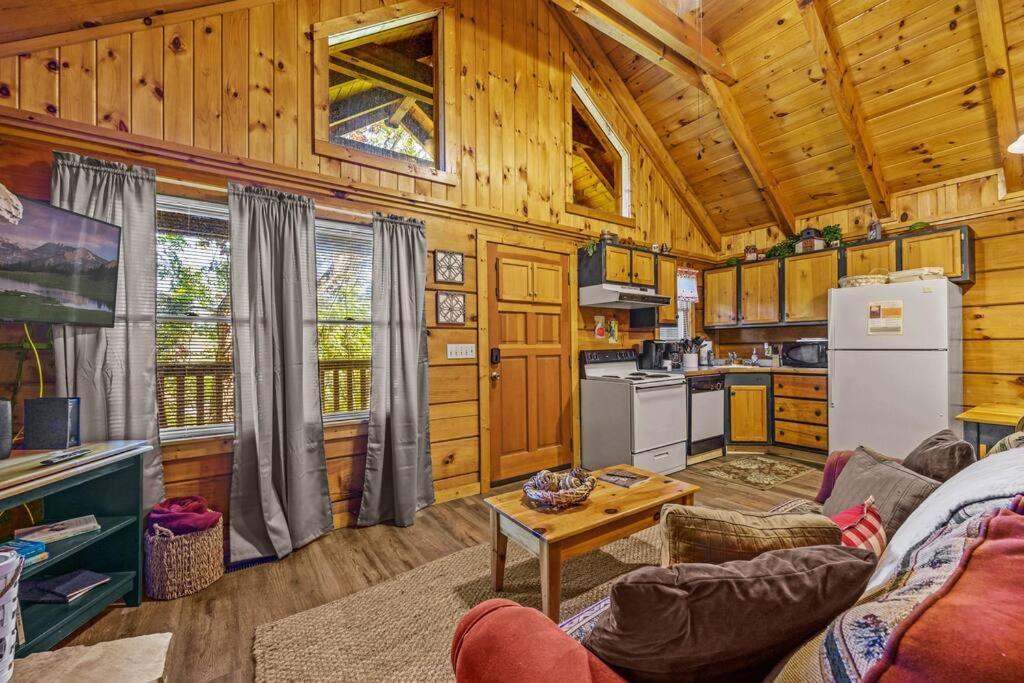 Do Not Disturb - Pigeon Forge Smoky Mountain Studio Cabin, Hot Tub, Fireplace Villa Exterior photo