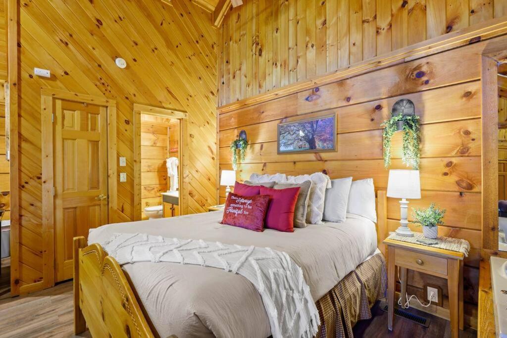 Do Not Disturb - Pigeon Forge Smoky Mountain Studio Cabin, Hot Tub, Fireplace Villa Exterior photo