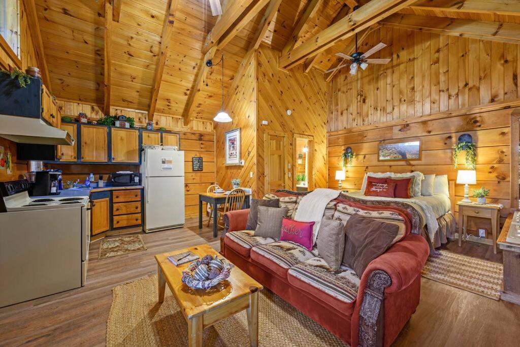 Do Not Disturb - Pigeon Forge Smoky Mountain Studio Cabin, Hot Tub, Fireplace Villa Exterior photo