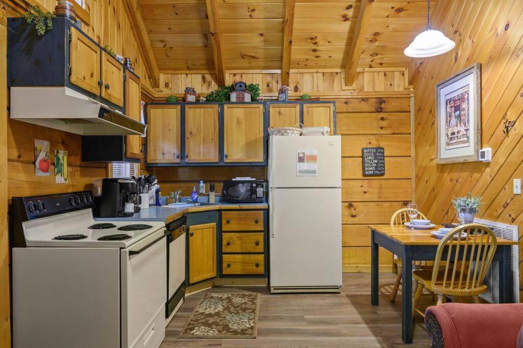 Do Not Disturb - Pigeon Forge Smoky Mountain Studio Cabin, Hot Tub, Fireplace Villa Exterior photo