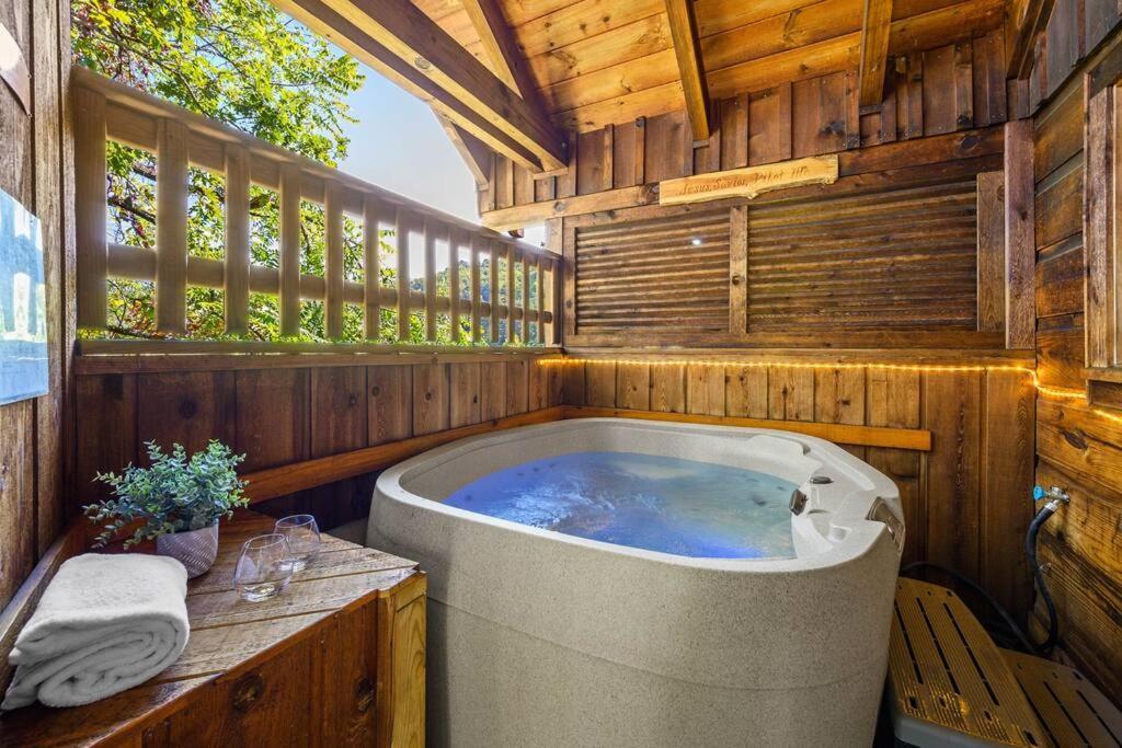 Do Not Disturb - Pigeon Forge Smoky Mountain Studio Cabin, Hot Tub, Fireplace Villa Exterior photo