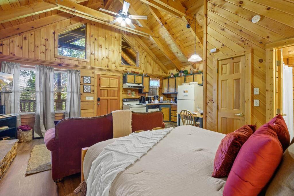 Do Not Disturb - Pigeon Forge Smoky Mountain Studio Cabin, Hot Tub, Fireplace Villa Exterior photo