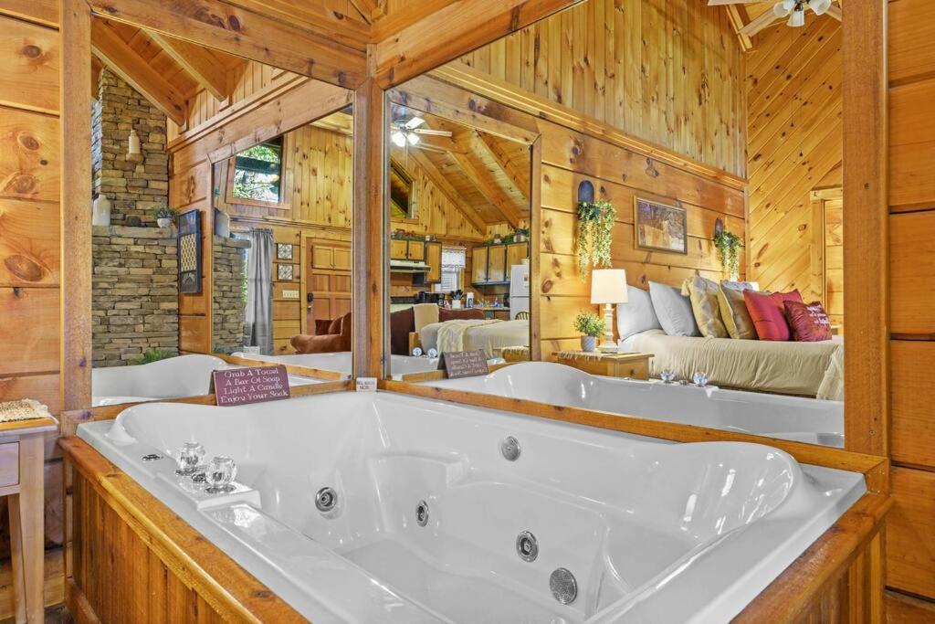 Do Not Disturb - Pigeon Forge Smoky Mountain Studio Cabin, Hot Tub, Fireplace Villa Exterior photo