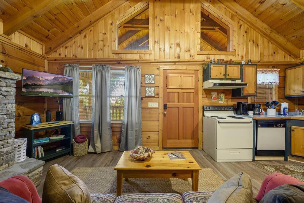 Do Not Disturb - Pigeon Forge Smoky Mountain Studio Cabin, Hot Tub, Fireplace Villa Exterior photo