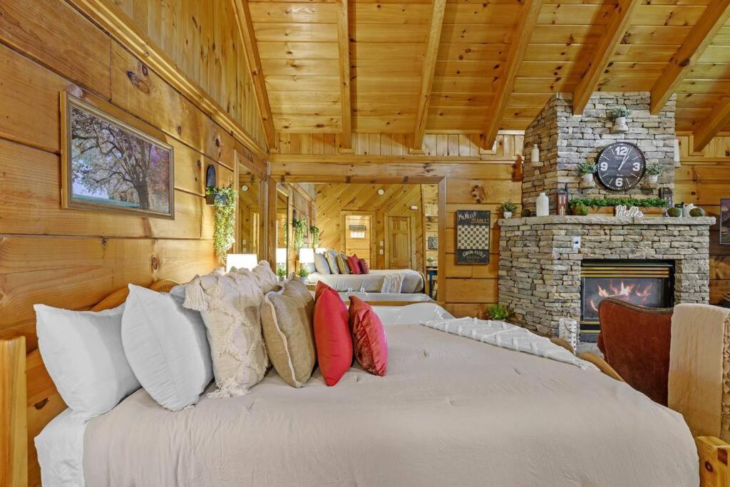 Do Not Disturb - Pigeon Forge Smoky Mountain Studio Cabin, Hot Tub, Fireplace Villa Exterior photo