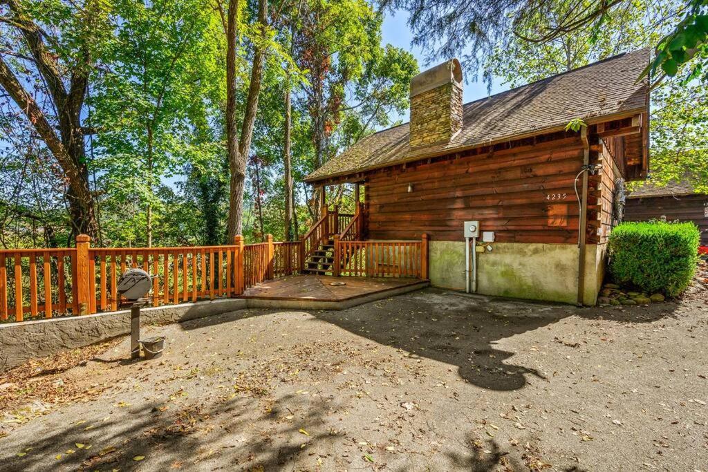 Do Not Disturb - Pigeon Forge Smoky Mountain Studio Cabin, Hot Tub, Fireplace Villa Exterior photo