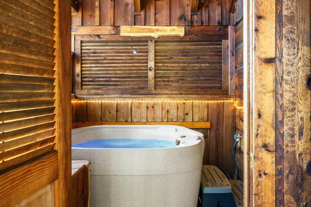 Do Not Disturb - Pigeon Forge Smoky Mountain Studio Cabin, Hot Tub, Fireplace Villa Exterior photo