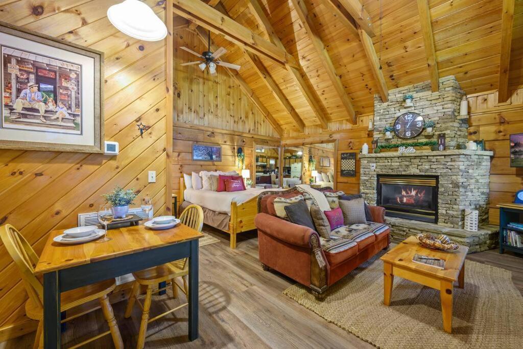 Do Not Disturb - Pigeon Forge Smoky Mountain Studio Cabin, Hot Tub, Fireplace Villa Exterior photo