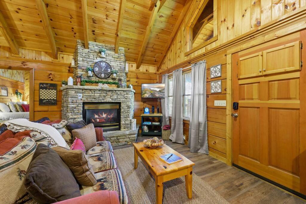 Do Not Disturb - Pigeon Forge Smoky Mountain Studio Cabin, Hot Tub, Fireplace Villa Exterior photo