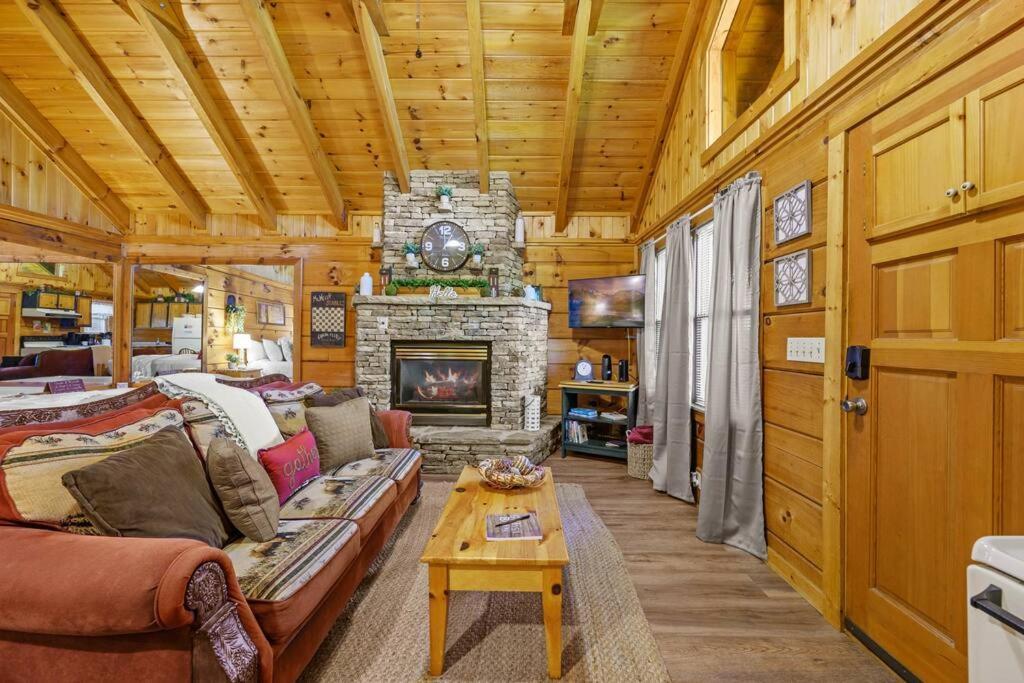 Do Not Disturb - Pigeon Forge Smoky Mountain Studio Cabin, Hot Tub, Fireplace Villa Exterior photo