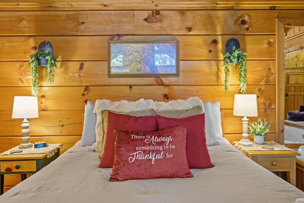 Do Not Disturb - Pigeon Forge Smoky Mountain Studio Cabin, Hot Tub, Fireplace Villa Exterior photo