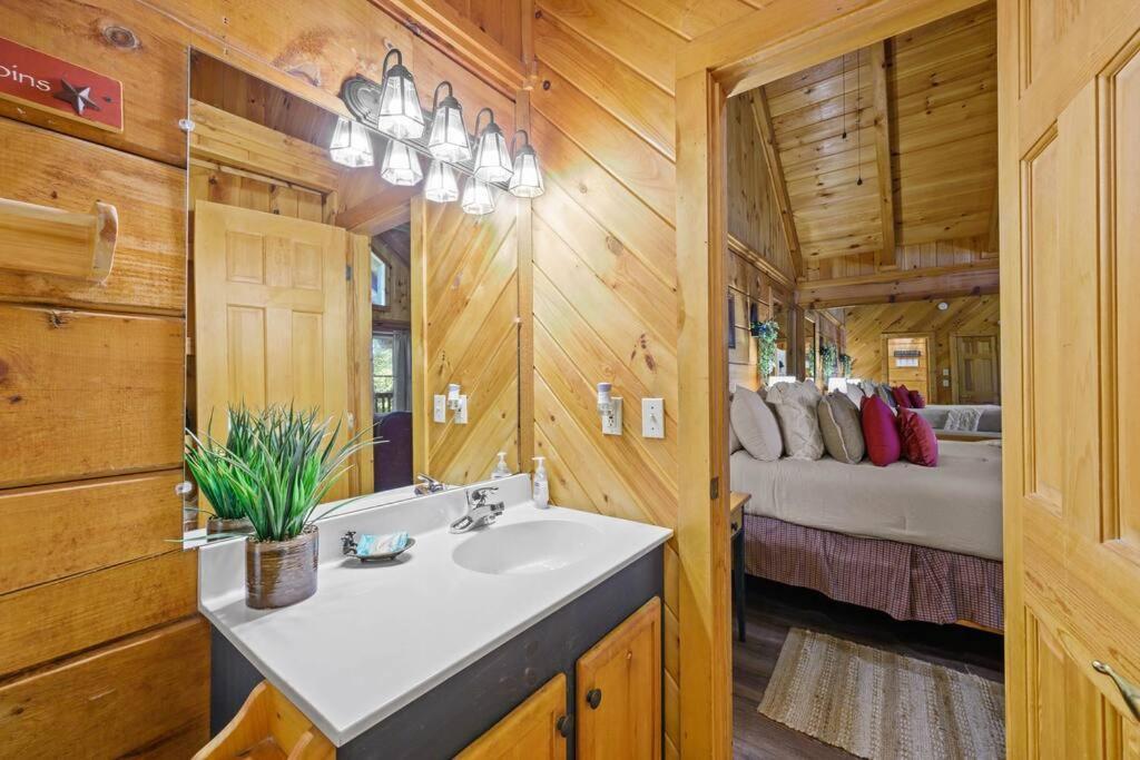 Do Not Disturb - Pigeon Forge Smoky Mountain Studio Cabin, Hot Tub, Fireplace Villa Exterior photo